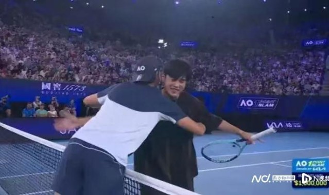 开云体育-周杰伦澳网首秀遭遇“一轮游”，全程“罚站”没碰到球