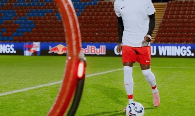 开云体育-阿方索-戴维斯自宣代言红牛，但拜仁极端球迷对红牛深恶痛绝