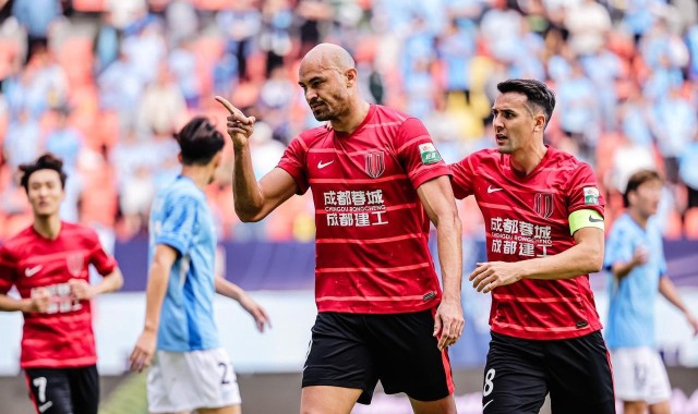 开云下载-又走一猛将，成都蓉城雪上加霜，新赛季别说冠军，前五都难进！